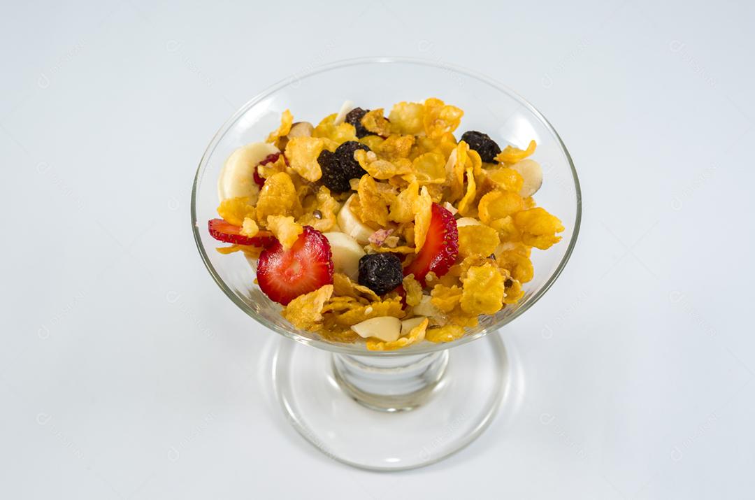 Tigela de granola com frutas, banana, morango, passas.