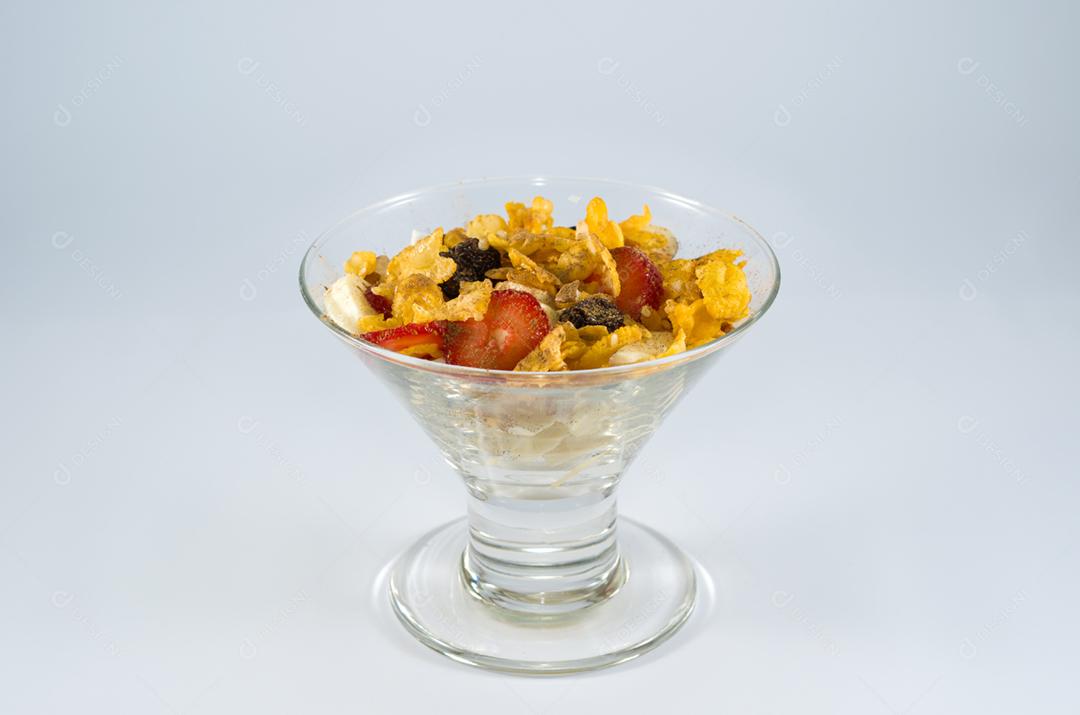 Tigela de granola com frutas, banana, morango, passas.