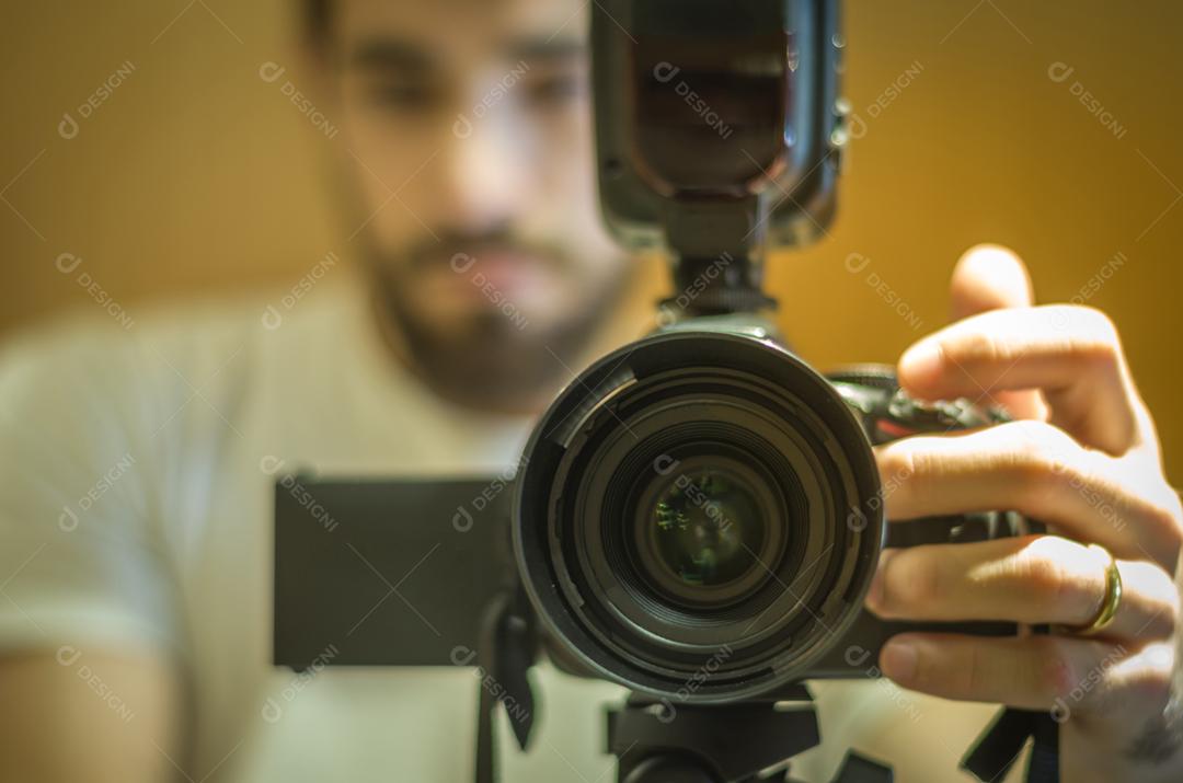 Homem usando câmera profissional fotografa