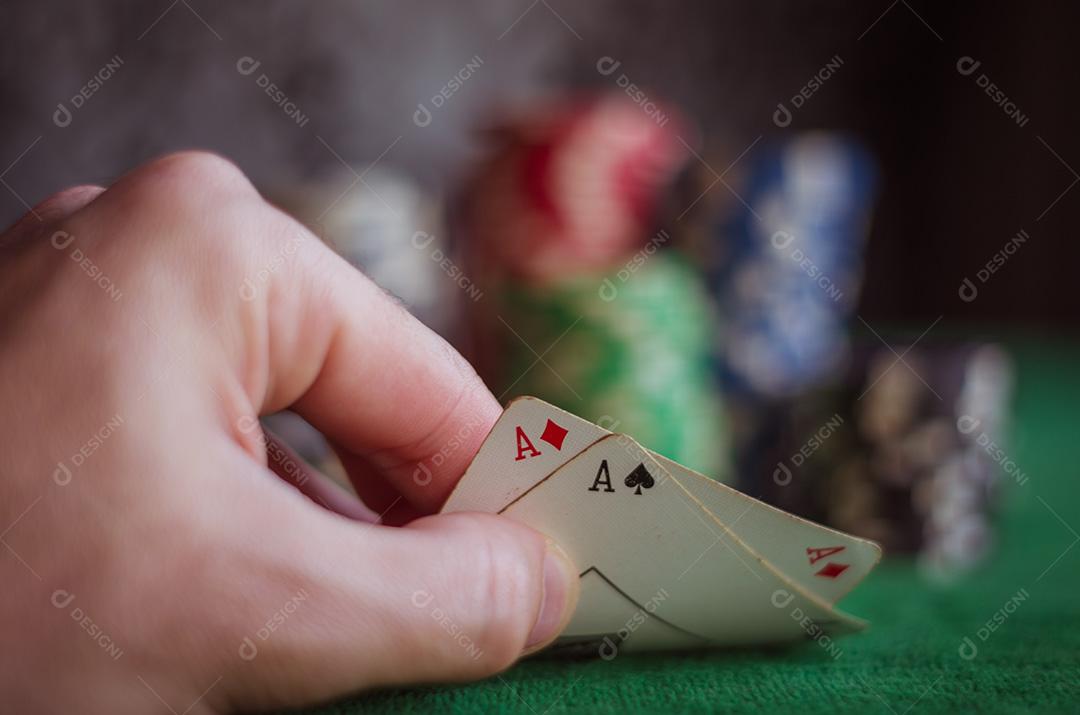 Pessoa mostrando seu baralho no jogo de pôquer