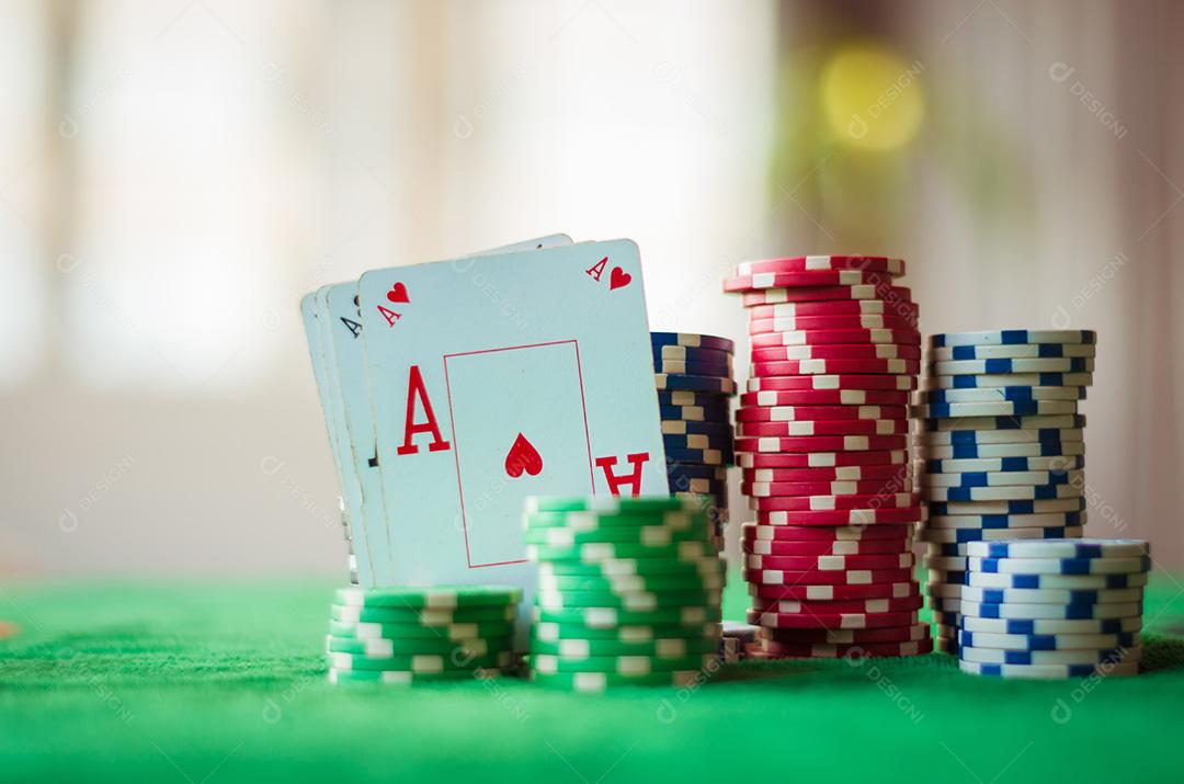 Pilha de fichas de pôquer e quatro ases.