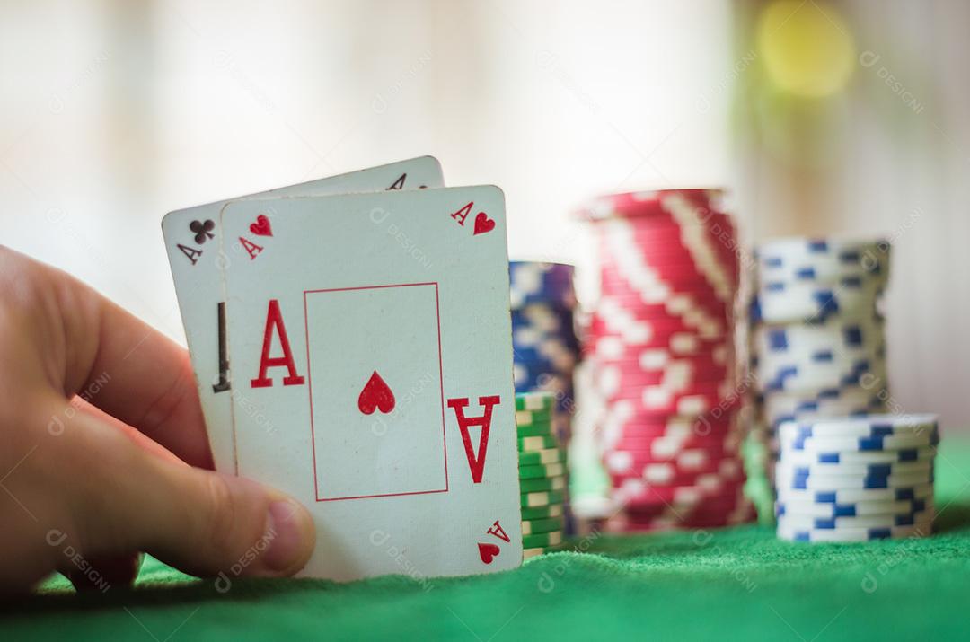 Par de ases e fichas de pôquer, pôquer texas holdem.