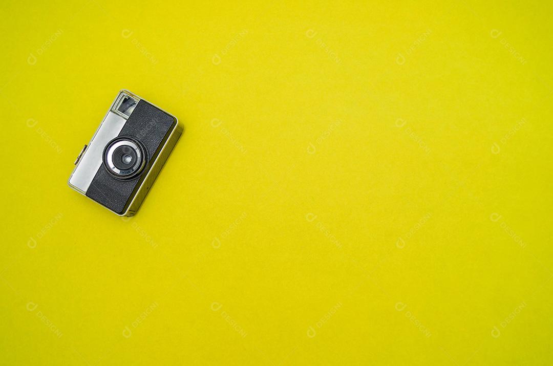 câmera vintage com fundo de papel amarelo, retrô. Nostalgia.