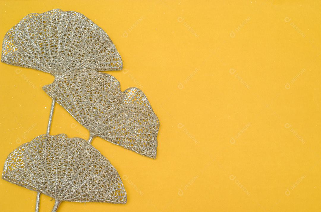 Textura de tema de Natal com objetos decorativos e fundo amarelo