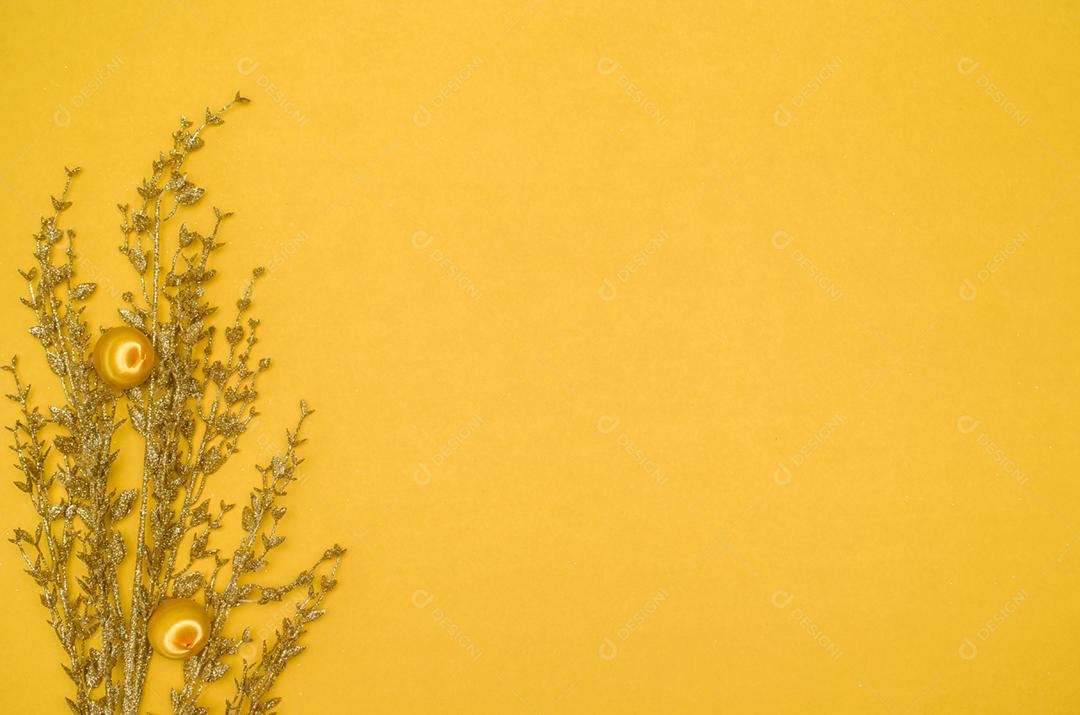 Textura de tema de Natal com objetos decorativos e fundo amarelo