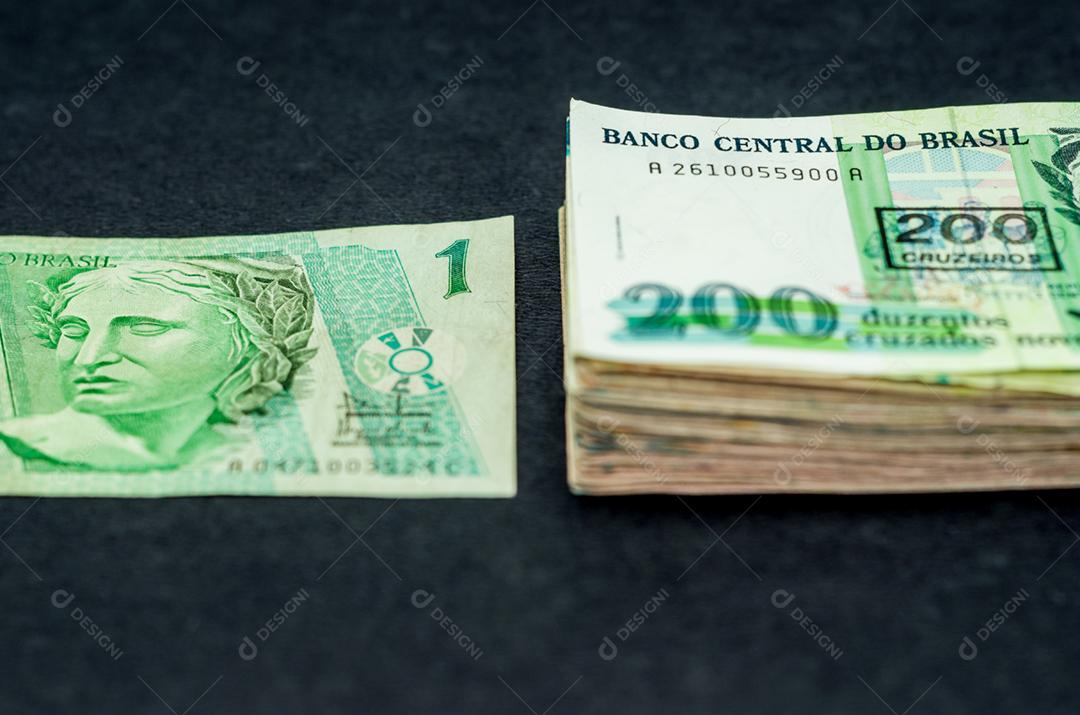 Pilha de dinheiro, conceito de inflação, conversão de moeda. Moeda brasileira, Real para Cruzeiros.