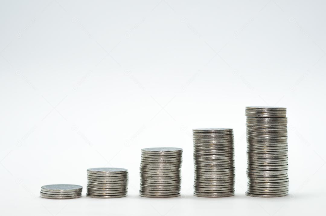 Grande conceito de inflação, economia, poupança. Pilha de moedas.