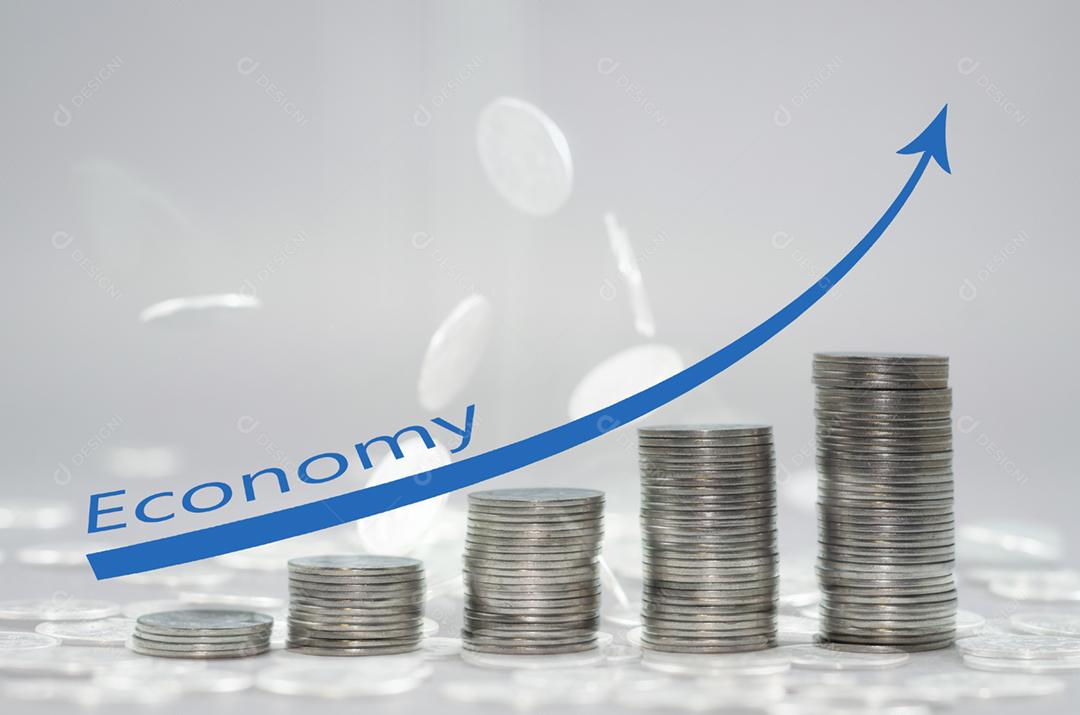 Grande conceito de inflação, economia, poupança. Pilha de moedas.