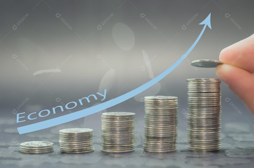 Grande conceito de poupança, economia, pilha de moedas.