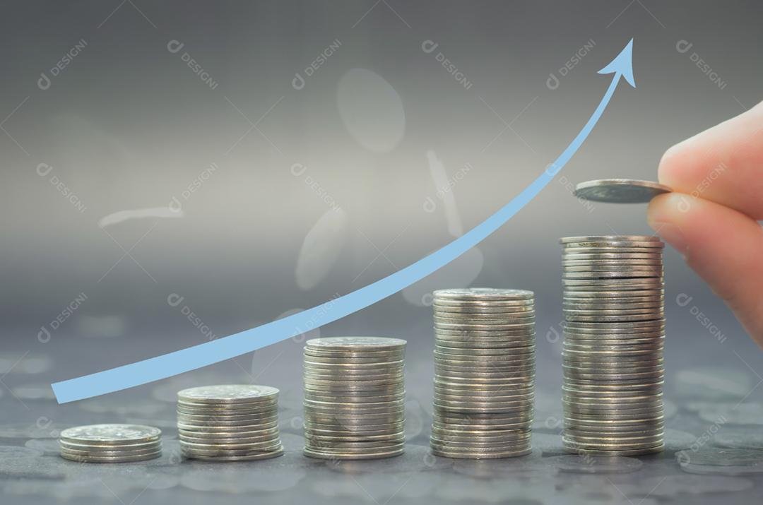 Grande conceito de poupança, economia, pilha de moedas.