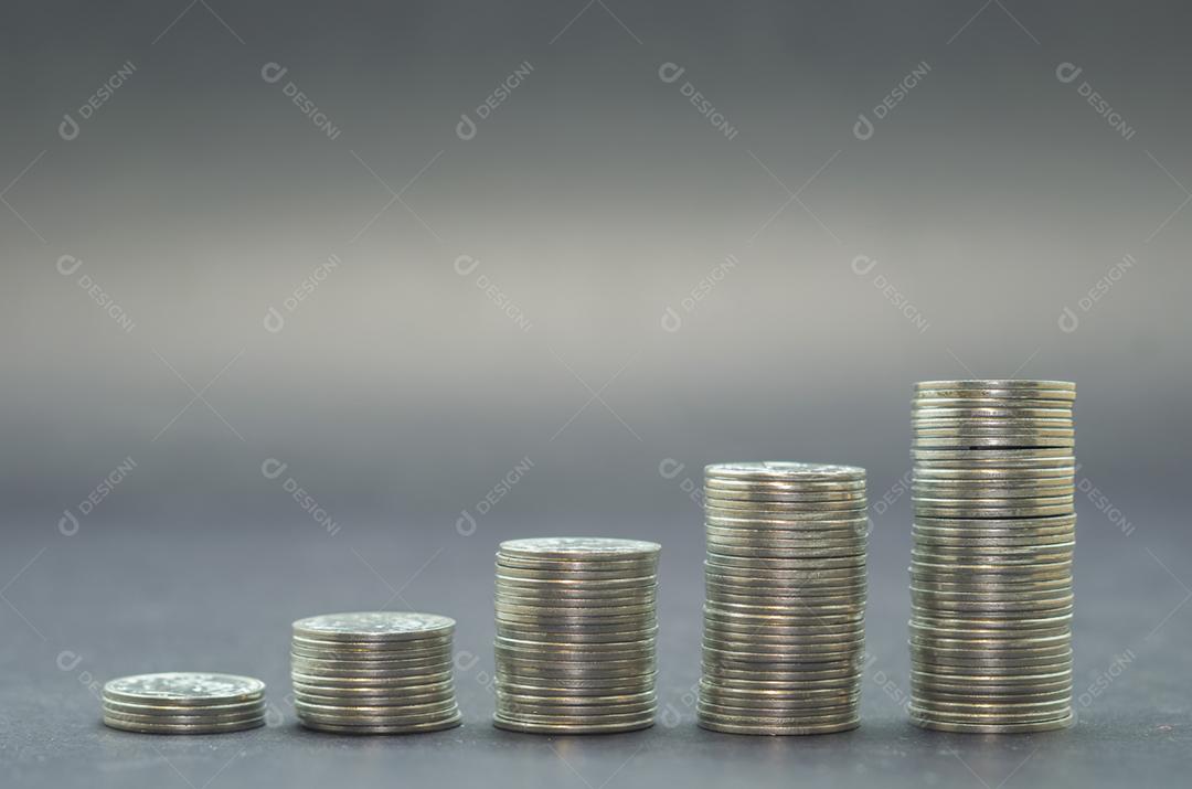 Grande conceito de inflação, economia, poupança. Pilha de moedas.