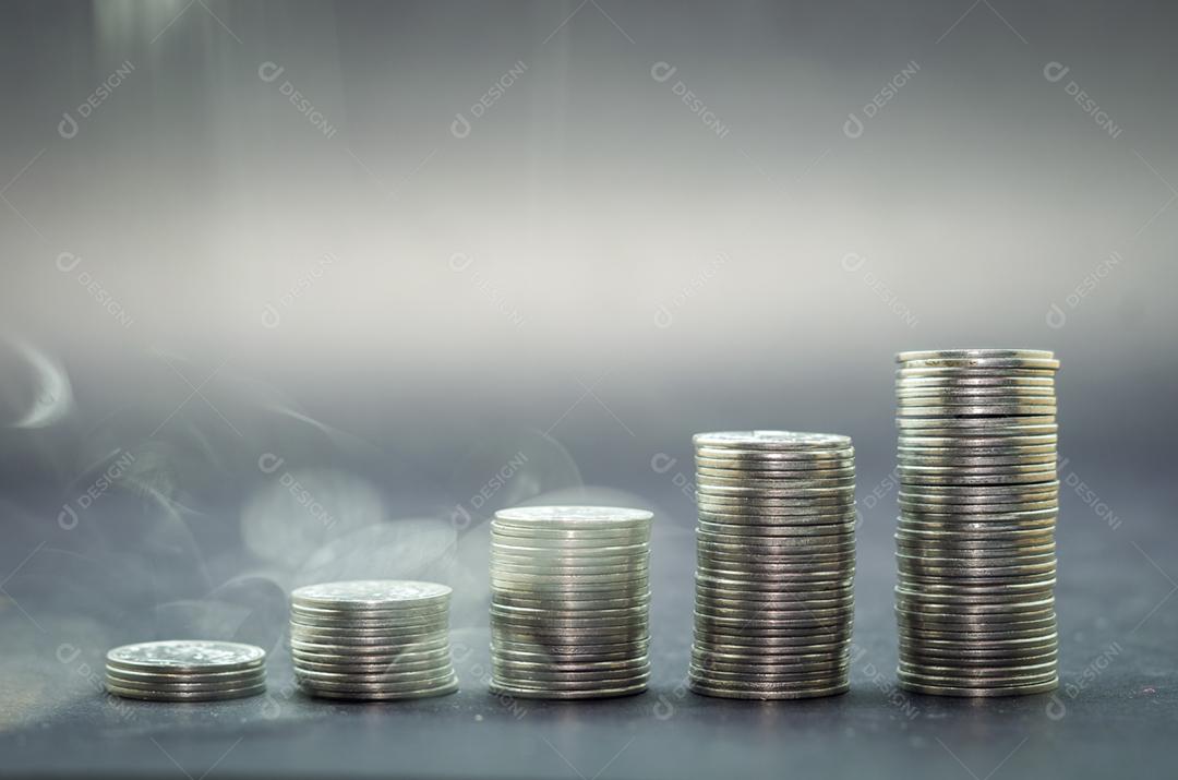 Grande conceito de poupança, economia, pilha de moedas.