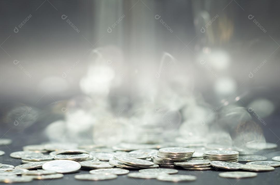 Chuva de moedas de prata, isoladas em fundo preto, conceito financeiro.