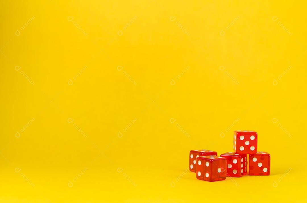 Dados vermelhos jogos sobre fundo amarelo
