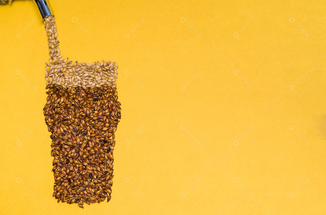 Desenho criativo feito com malte de cevada, torneira de enchimento composta de cerveja.