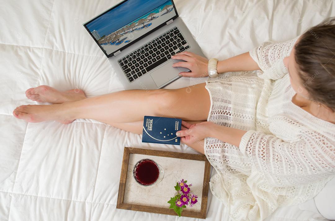 Grande conceito de planejamento de férias, mulher planejando as férias, passaporte na mão, computador