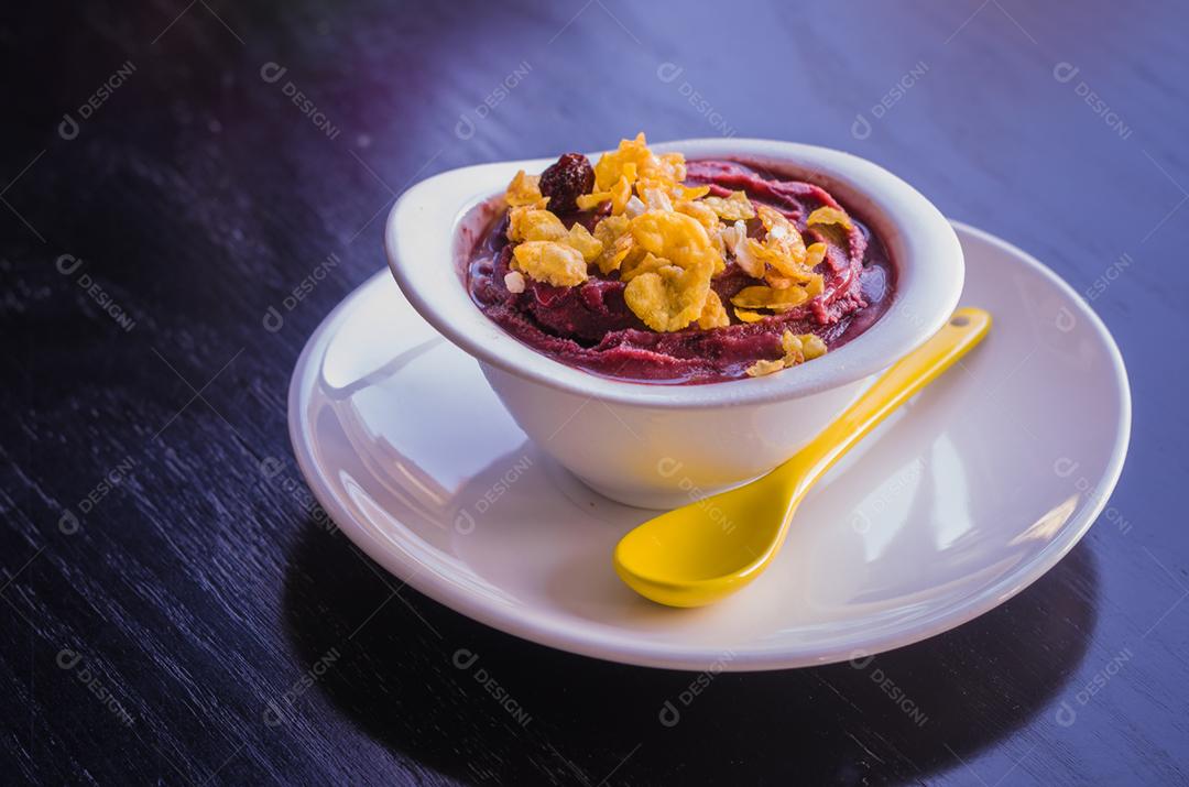Tigela de açaí com granola. Comida típica brasileira.