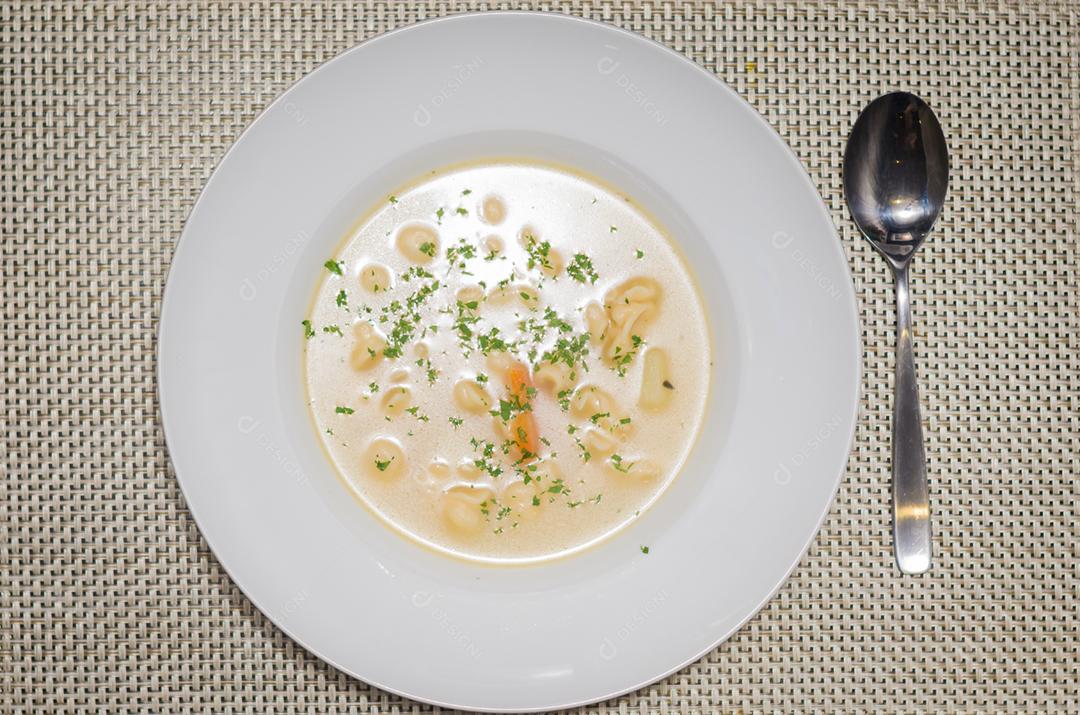 Delicioso prato de sopa (agnolini), comida saudável.