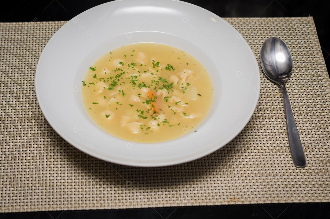 Delicioso prato de sopa (agnolini), comida saudável.