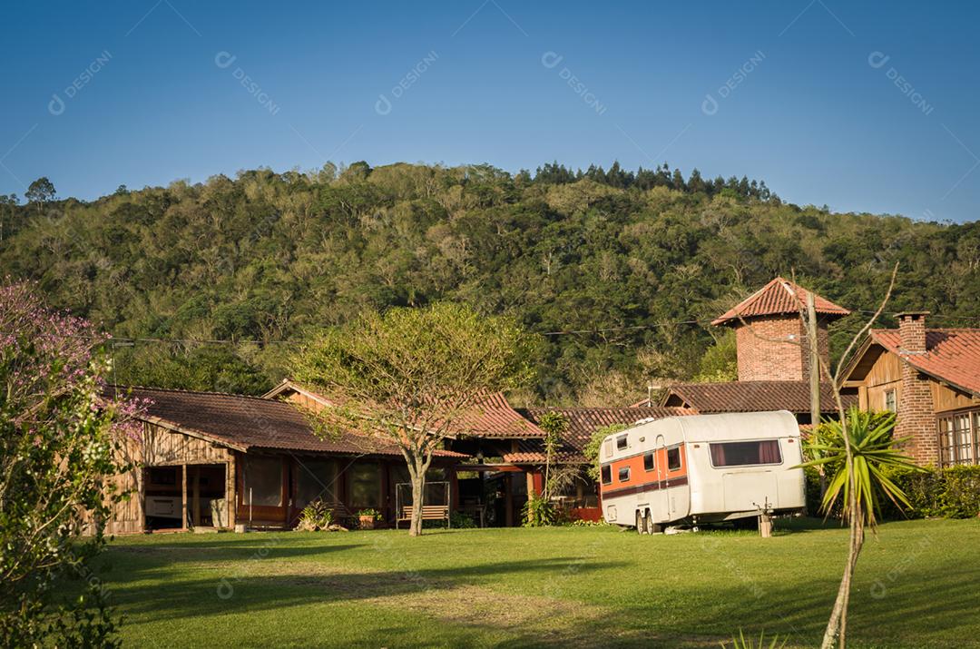Férias de acampamento. Trailer parado no gramado do acampamento. Estacionamento de trailers.
