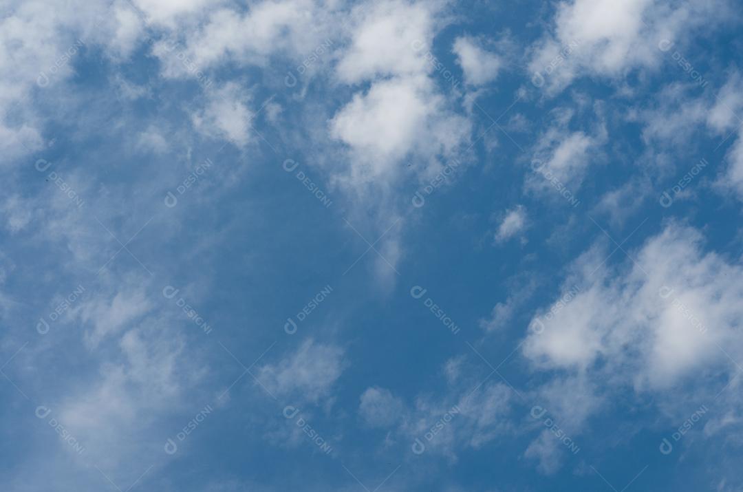 Lindo céu com poucas nuvens para fundos.