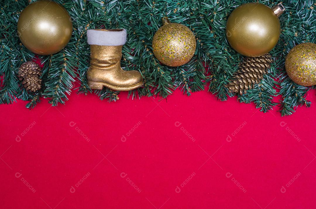 Textura com tema de Natal com folhas verdes, objetos decorativos e fundo vermelho.