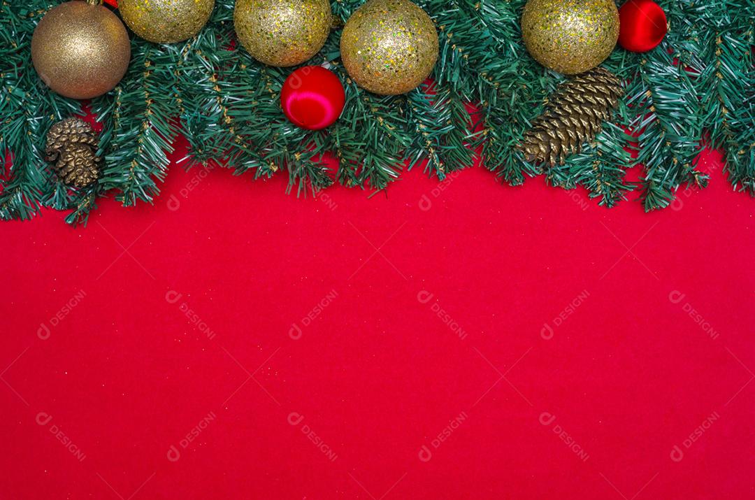 Textura com tema de Natal com folhas verdes, objetos decorativos e fundo vermelho.