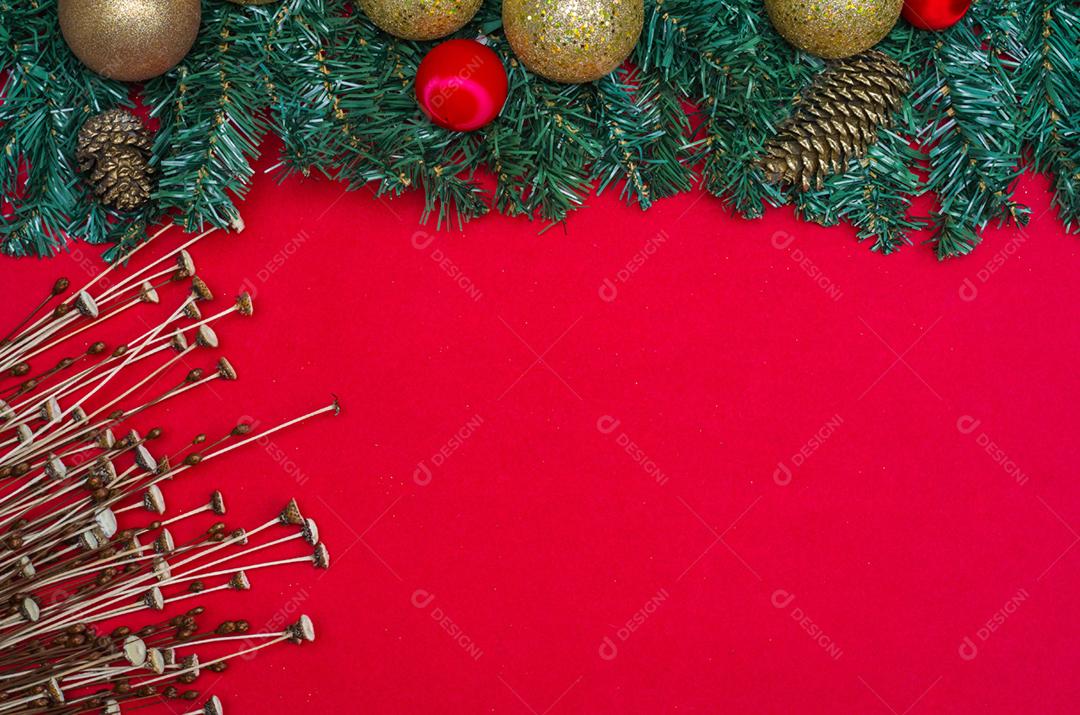 Textura com tema de Natal com folhas verdes, objetos decorativos e fundo vermelho.