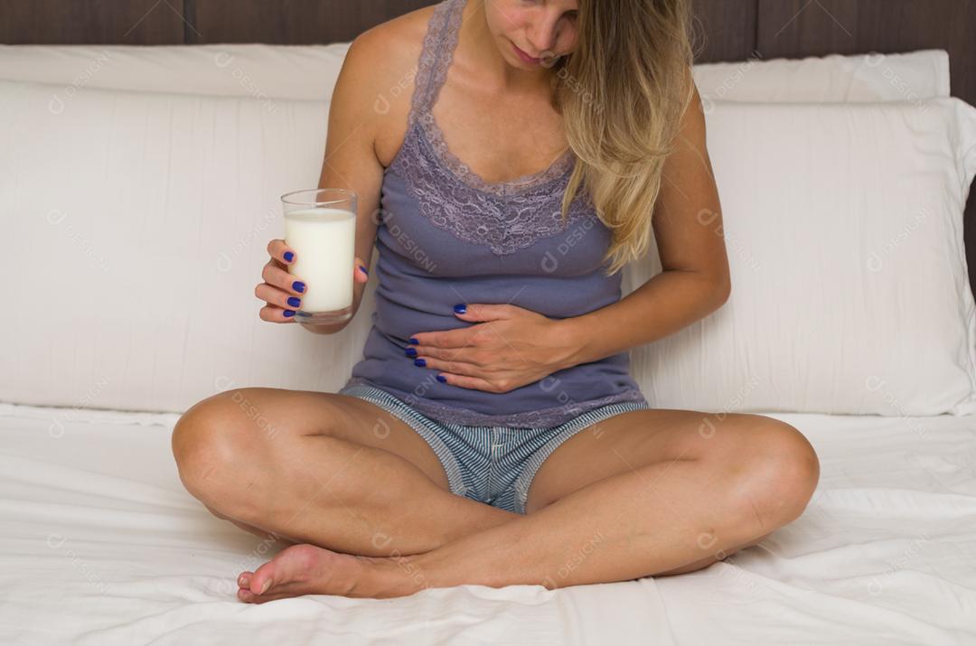 Grande conceito de alergia alimentar, alergia ao leite, lactose, mulher má com leite.