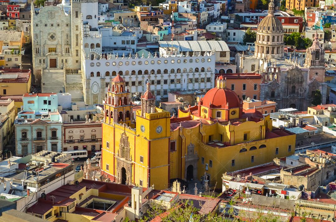 Vista panorâmica da Basílica de Nossa Senhora, bela igreja amarela da cidade de Guanajuato, México.