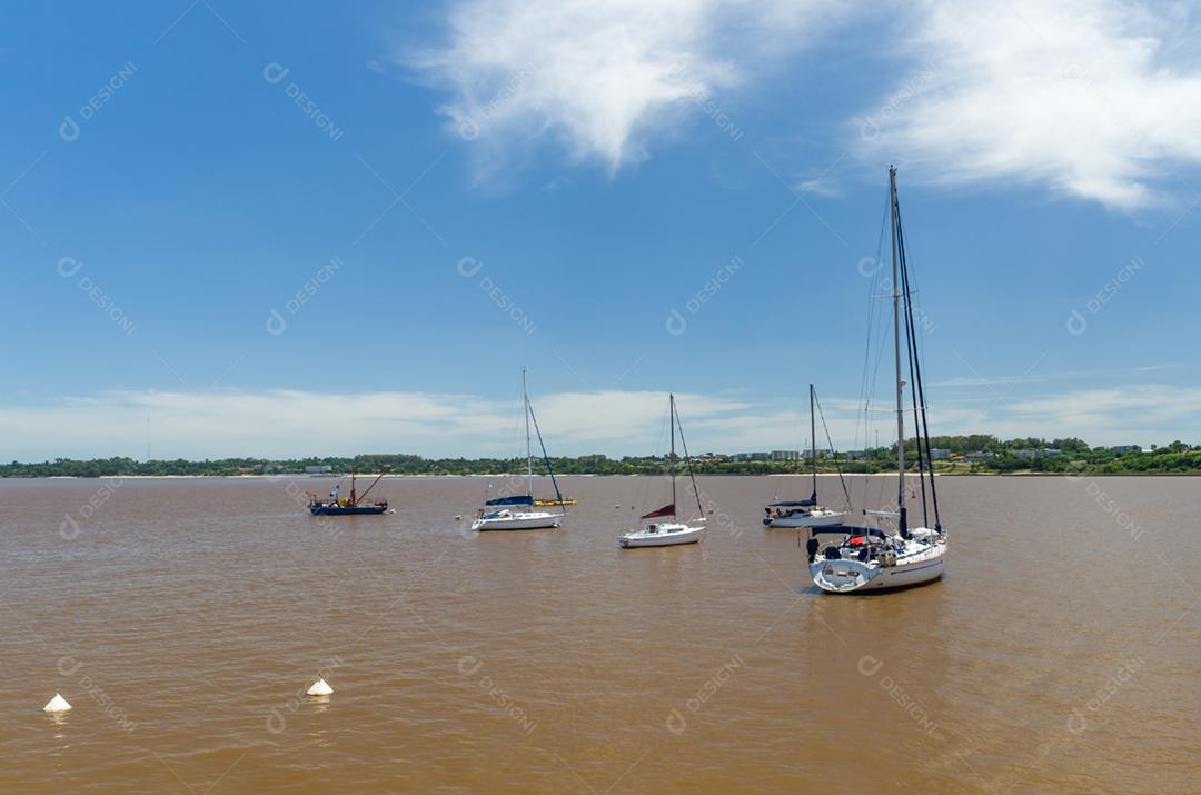 A arquitetura colonial portuguesa e as antigas ruas de paralelepípedos são algumas das principais características