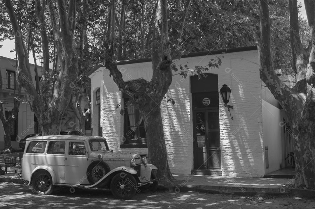 A arquitetura colonial portuguesa e as antigas ruas de paralelepípedos são algumas das principais características