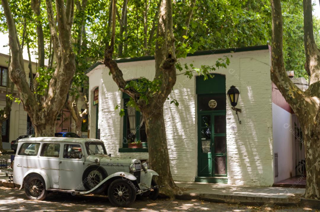 A arquitetura colonial portuguesa e as antigas ruas de paralelepípedos são algumas das principais características