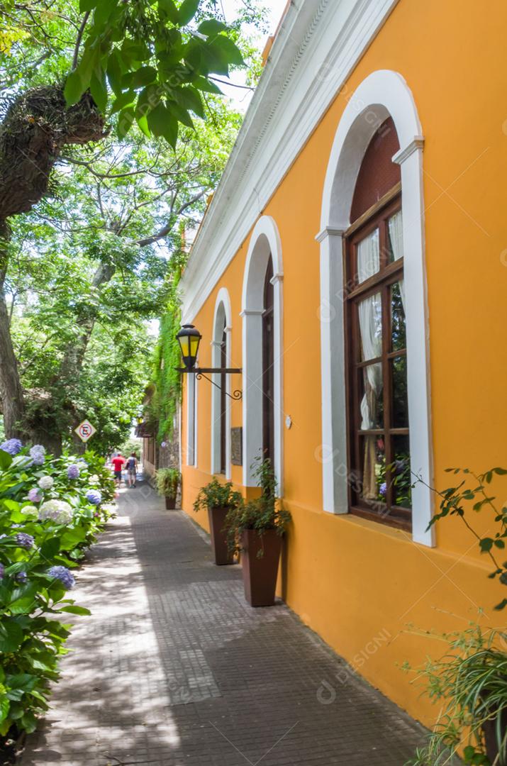 A arquitetura colonial portuguesa e as antigas ruas de paralelepípedos são algumas das principais características