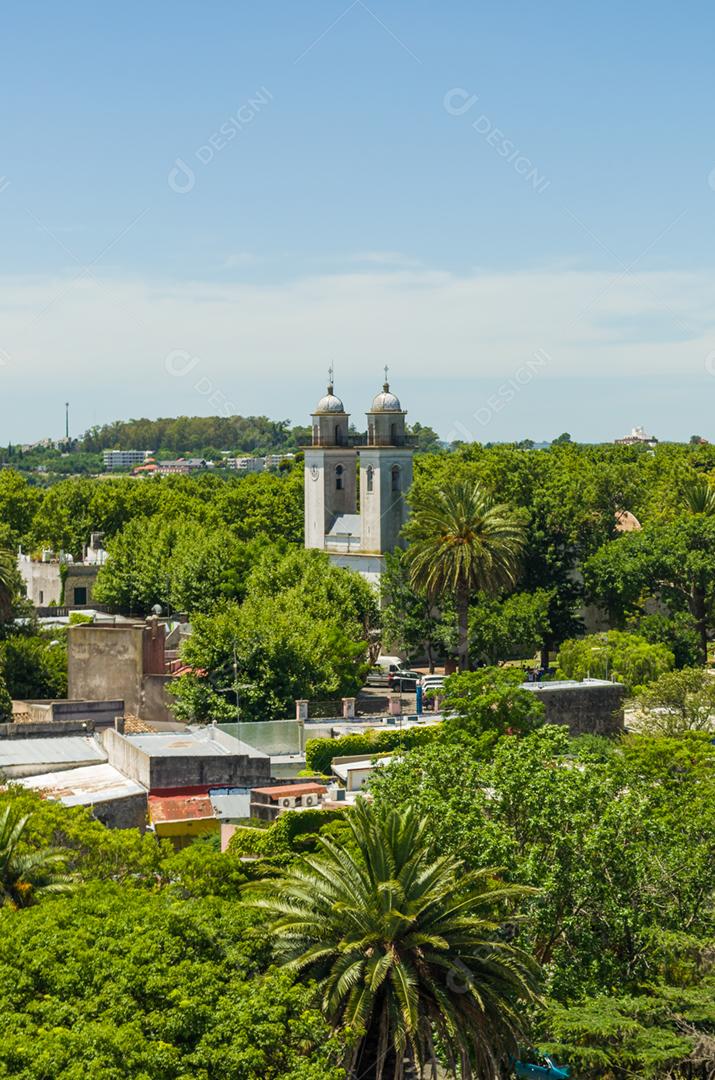 A arquitetura colonial portuguesa e as antigas ruas de paralelepípedos são algumas das principais características