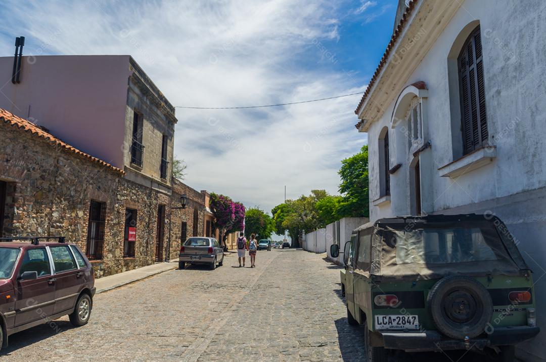 A arquitetura colonial portuguesa e as antigas ruas de paralelepípedos são algumas das principais características