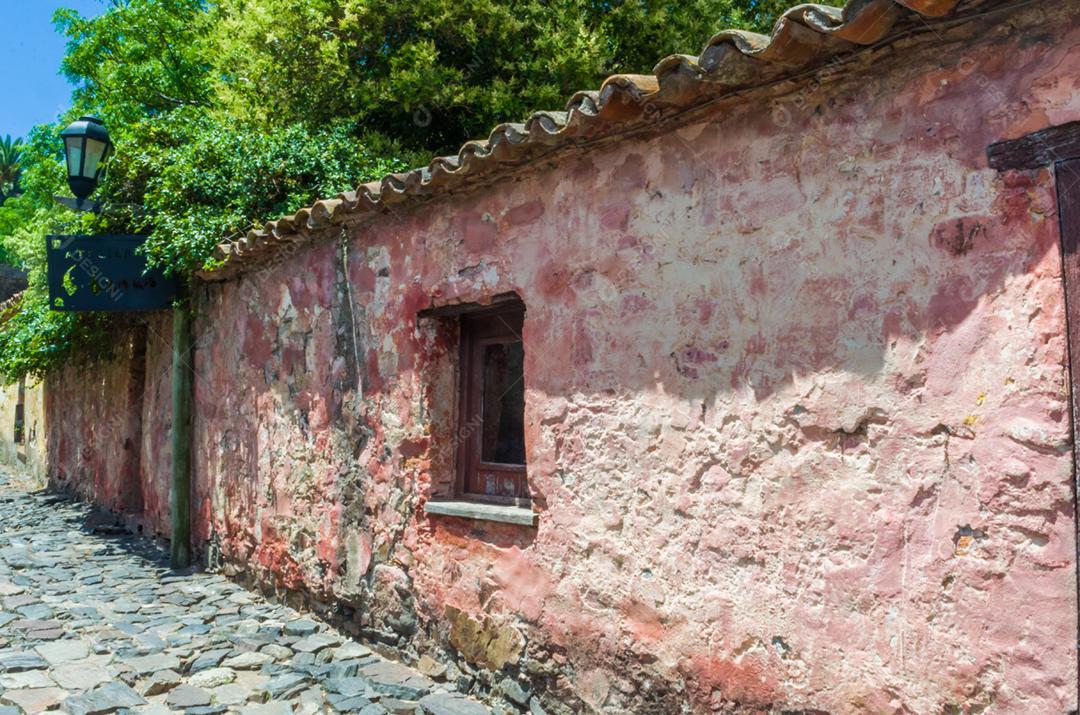 A arquitetura colonial portuguesa e as antigas ruas de paralelepípedos são algumas das principais características