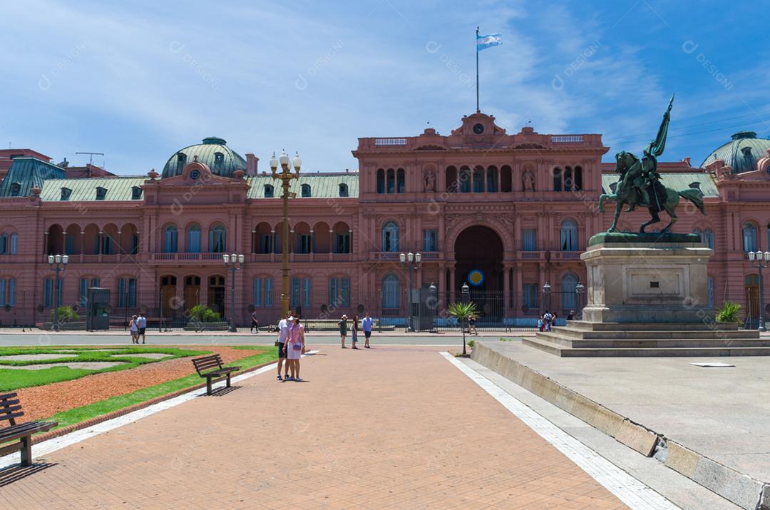 Praça central da capital argentina Buenos Aires mostrando a Casa Rosada.