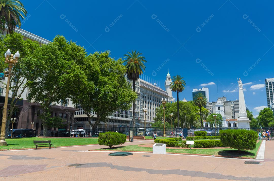 Foto panorâmica do famoso ponto turístico da Plaza de Mayo (Plaza de Mayo) na cidade de Buenos Aires - Argentina.