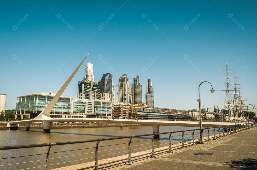 Prédios edifícios sobre lago Ponte giratória