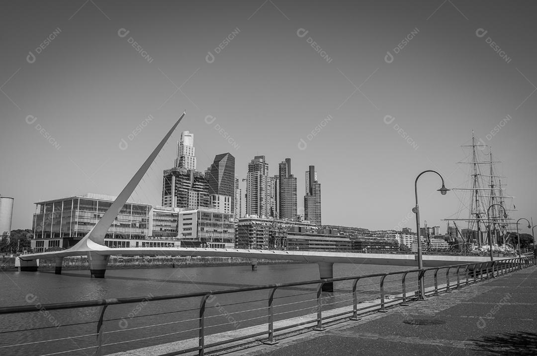 Prédios edifícios sobre lago Ponte giratória