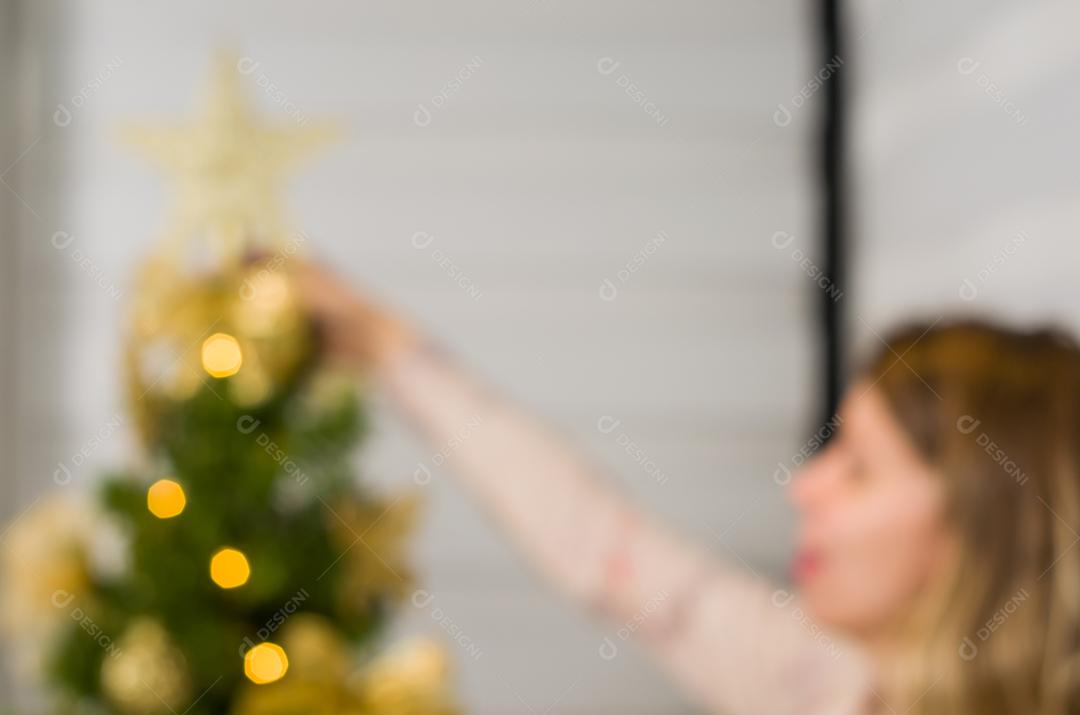 Grande conceito de mulher de Natal colocando estrela