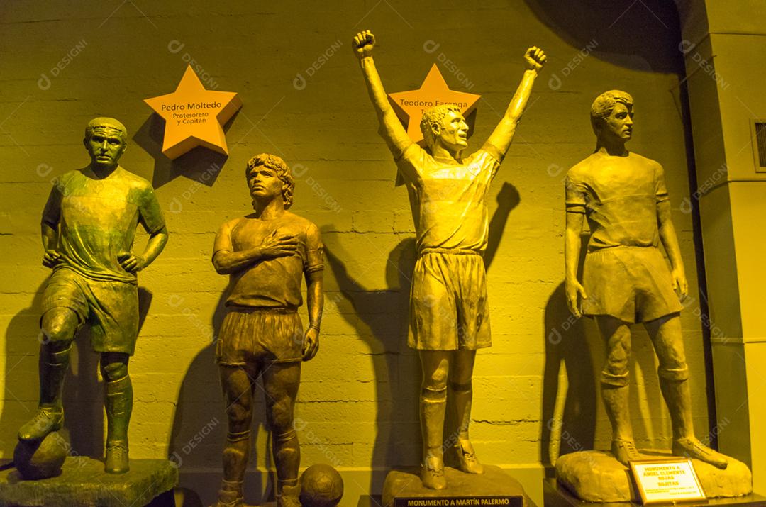 Estátua sobre museu de jogadores de futebol