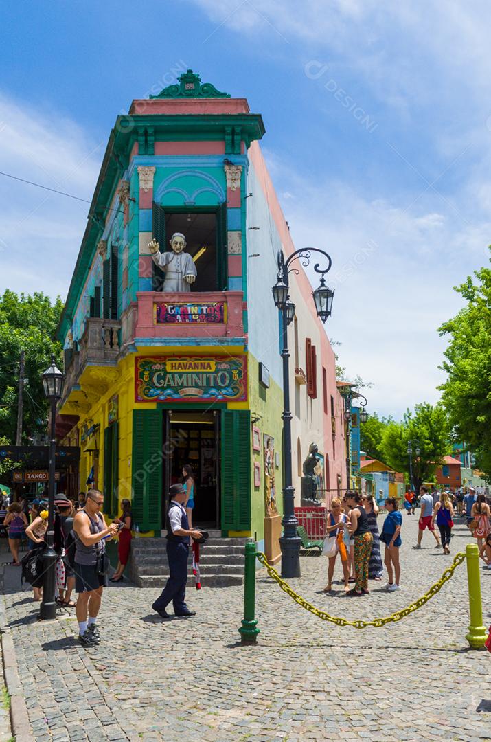 Cores brilhantes de Caminito, o colorido museu de rua no bairro de La Boca, em Buenos Aires, Argentina - América do Sul