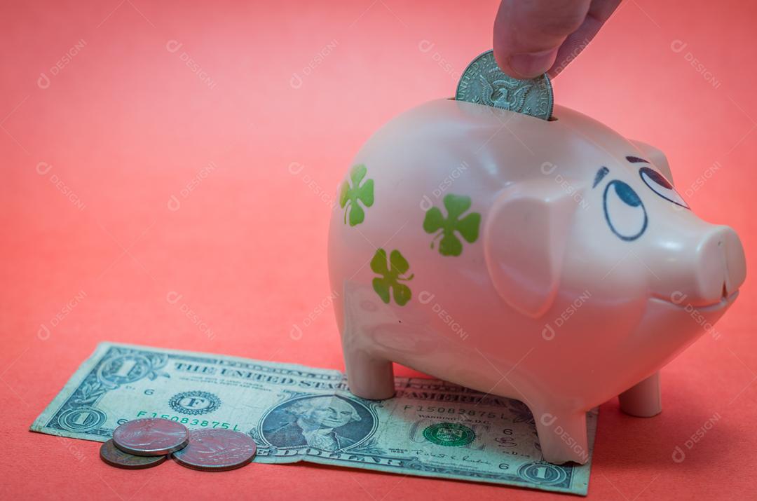 Grande conceito de economia, cofrinho, notas de dinheiro do dólar americano