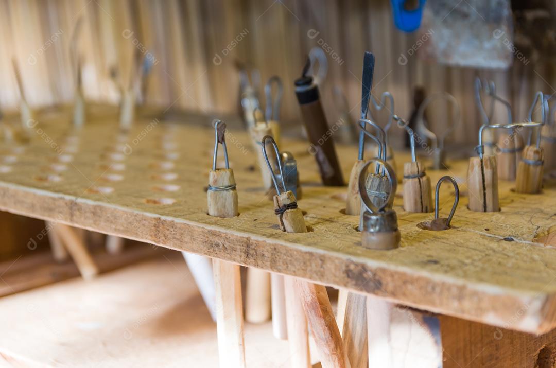 Ferramentas na bancada para esculpir em argila