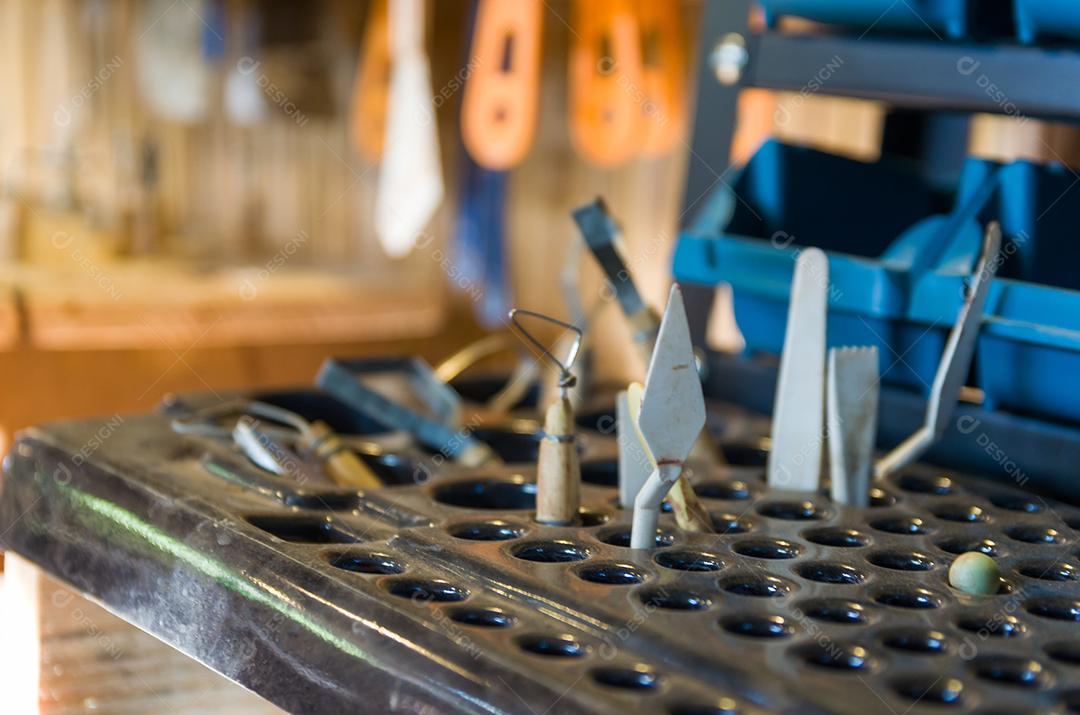 Ferramentas na bancada para esculpir em argila