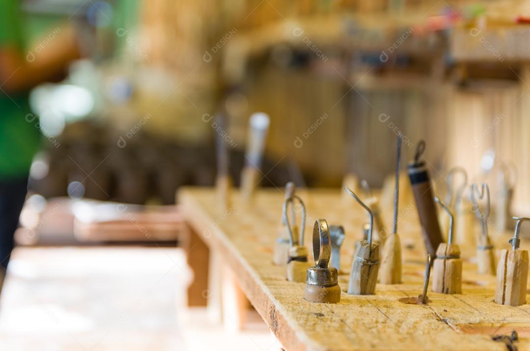 Ferramentas na bancada para esculpir em argila