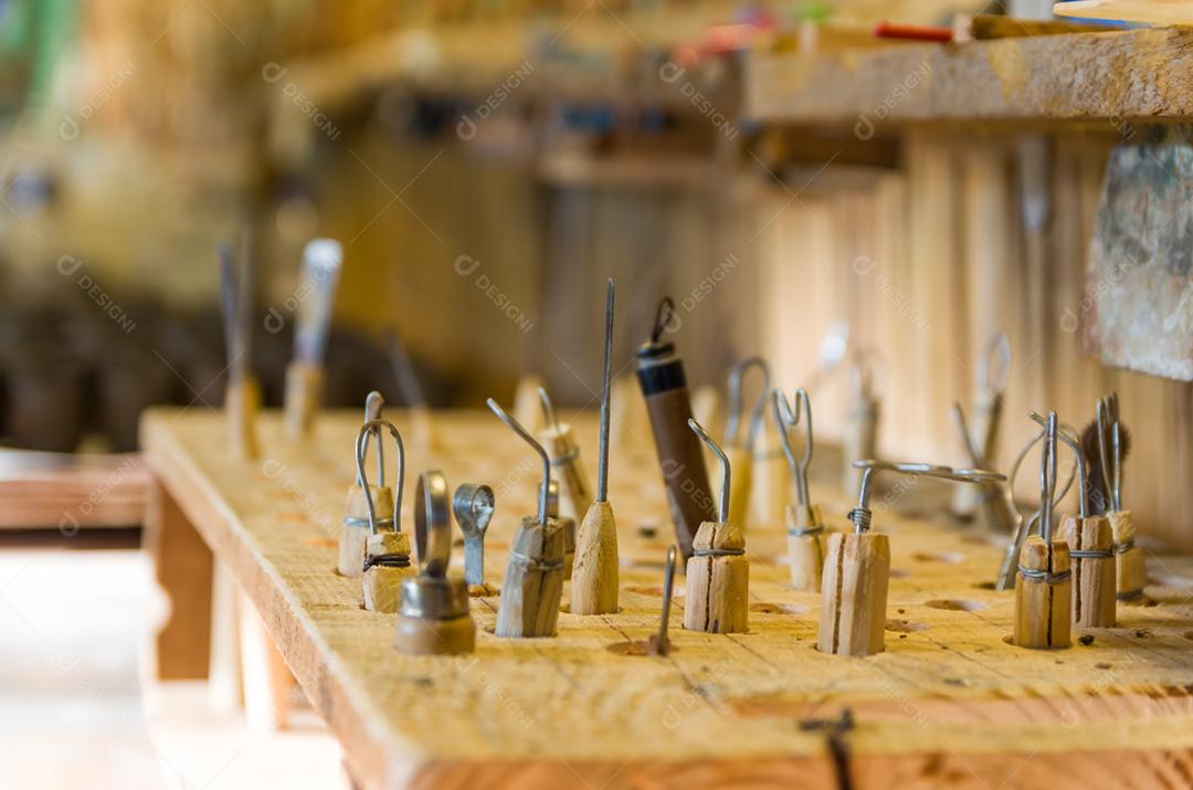 Ferramentas na bancada para esculpir em argila