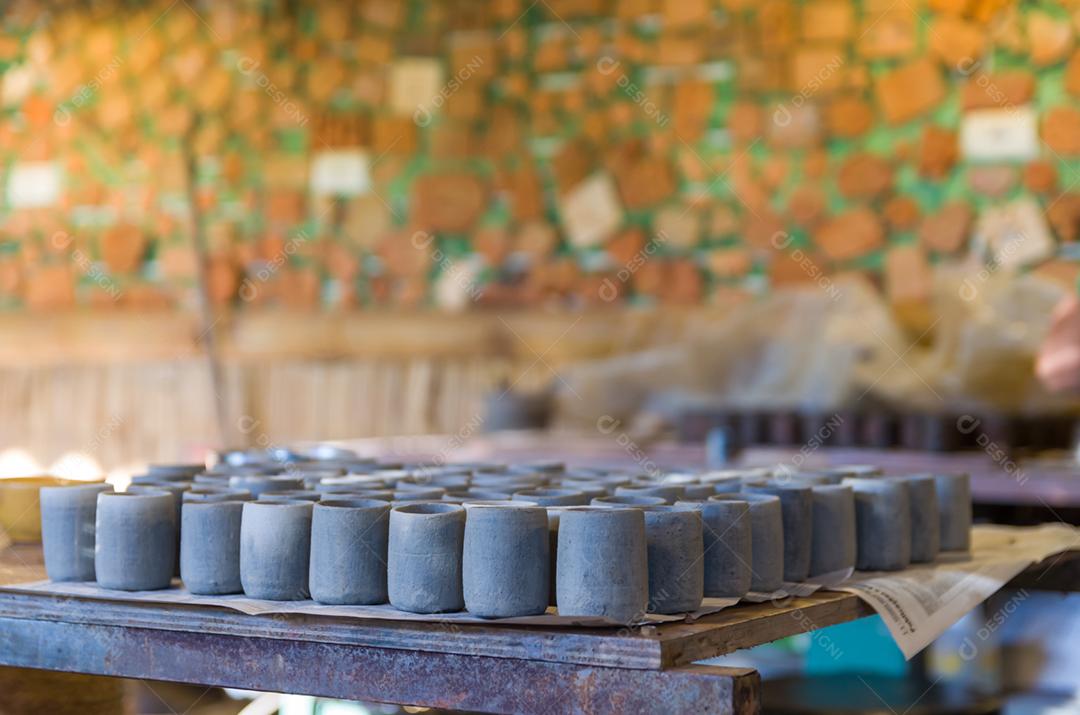 Ferramentas na bancada para esculpir em argila